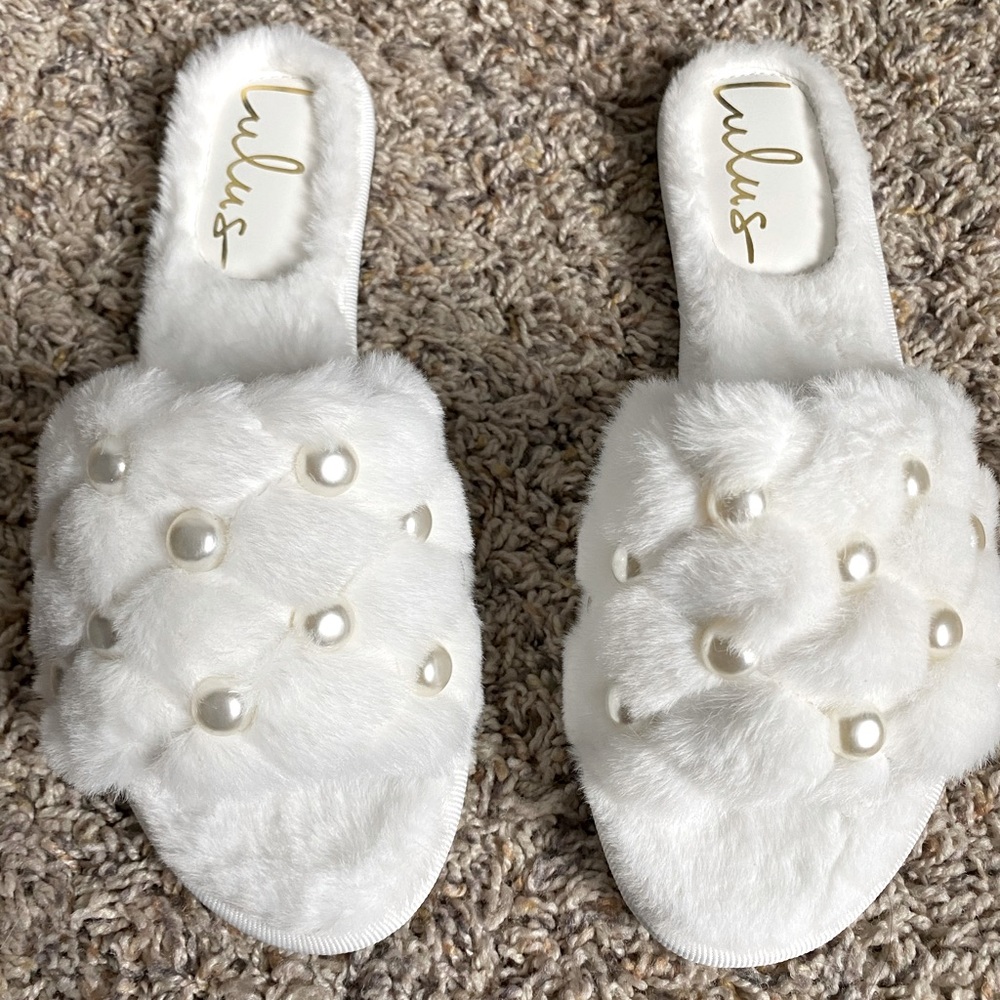 White fuzzy slippers with pearls - NEW